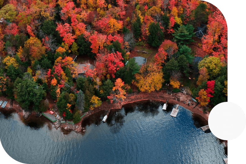 Colourful-autumnal-trees-near-waterfront-properties-with-docks-in-Ontario-1